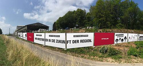 Bauzaun während der Konstruktion des neuen Tunnelofens bei Steuler in Höhr-Grenzhausen