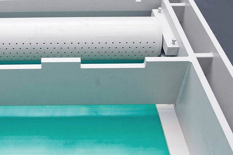 Behandlungsbecken einer Bandbeizanlage