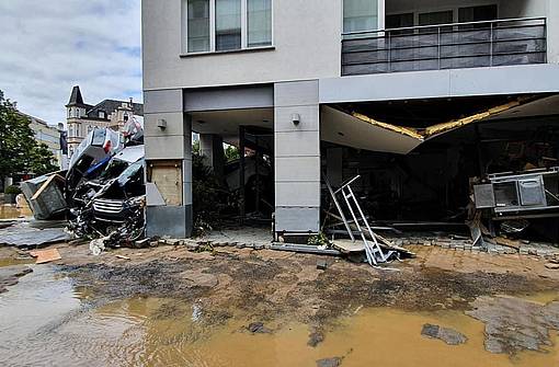 Überflutete Straße in Ahrweiler im Sommer 2021